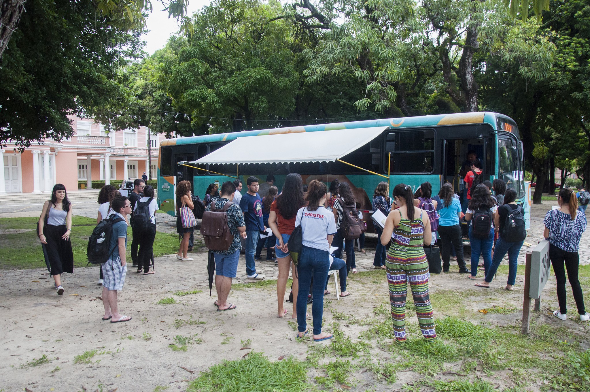 Fóruns Territoriais de Fortaleza - Fórun Territorial Pici, Bela Vista, Demócrito Rocha, Couto Fernandes e Pan Americano - Unidade móvel da Etufor realiza atendimento na Praça do Ferreira e nos campi da UFC