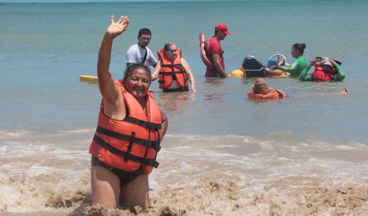 Fóruns Territoriais de Fortaleza - Fórun Territorial Centro, Moura Brasil e Praia de Iracema - CRAS promove atividades com idosos na Estação do Programa Praia Acessível, na Praia de Iracema