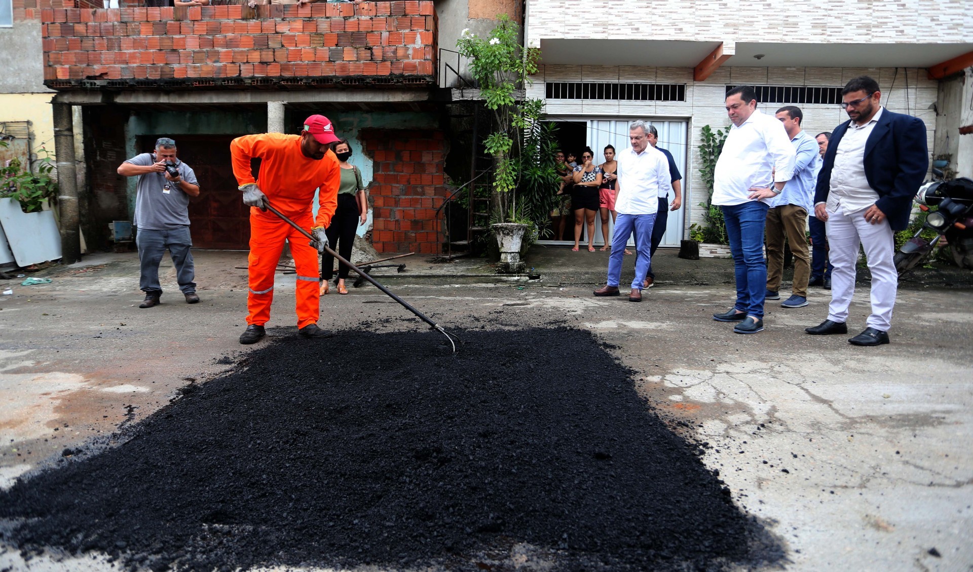 Fóruns Territoriais de Fortaleza - Fórun Territorial Prefeito José Walter e Planalto Ayton Senna - Prefeito José Sarto vistoria trabalhos da operação tapa-buracos no bairro José Walter