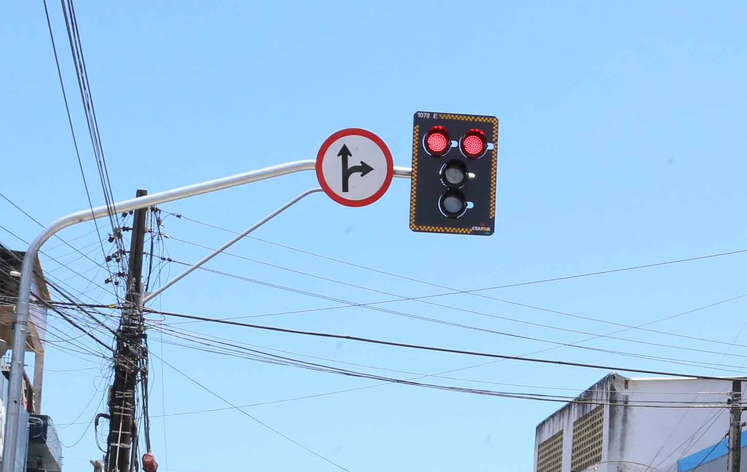 Fóruns Territoriais de Fortaleza - Fórun Territorial Papicu, Varjota e De Lourdes - Novo sensor instalado em semáforo garante travessia segura aos pedestres