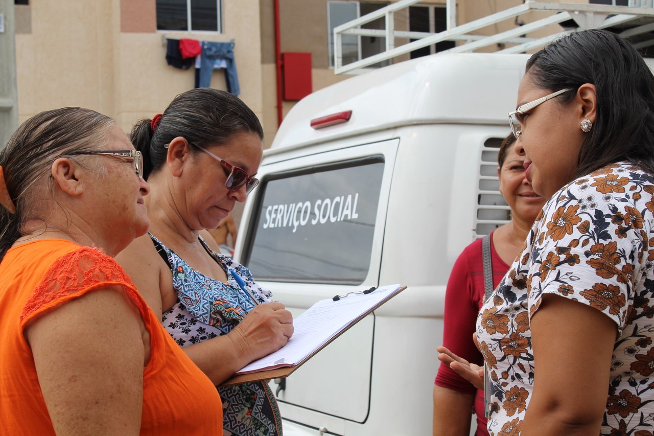 Fóruns Territoriais de Fortaleza - Fórun Territorial Ancuri, Pedras e Santa Maria - Famílias do Alameda das Palmeiras recebem serviços vinculados ao trabalho social