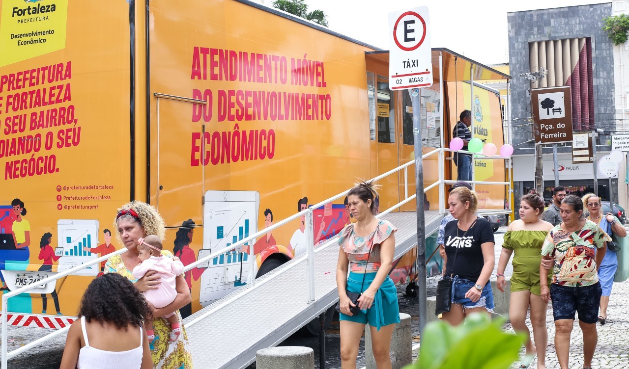 Fóruns Territoriais de Fortaleza - Fórun Territorial Centro, Moura Brasil e Praia de Iracema - Unidade Móvel do Desenvolvimento Econômico atende na Praça do Ferreira