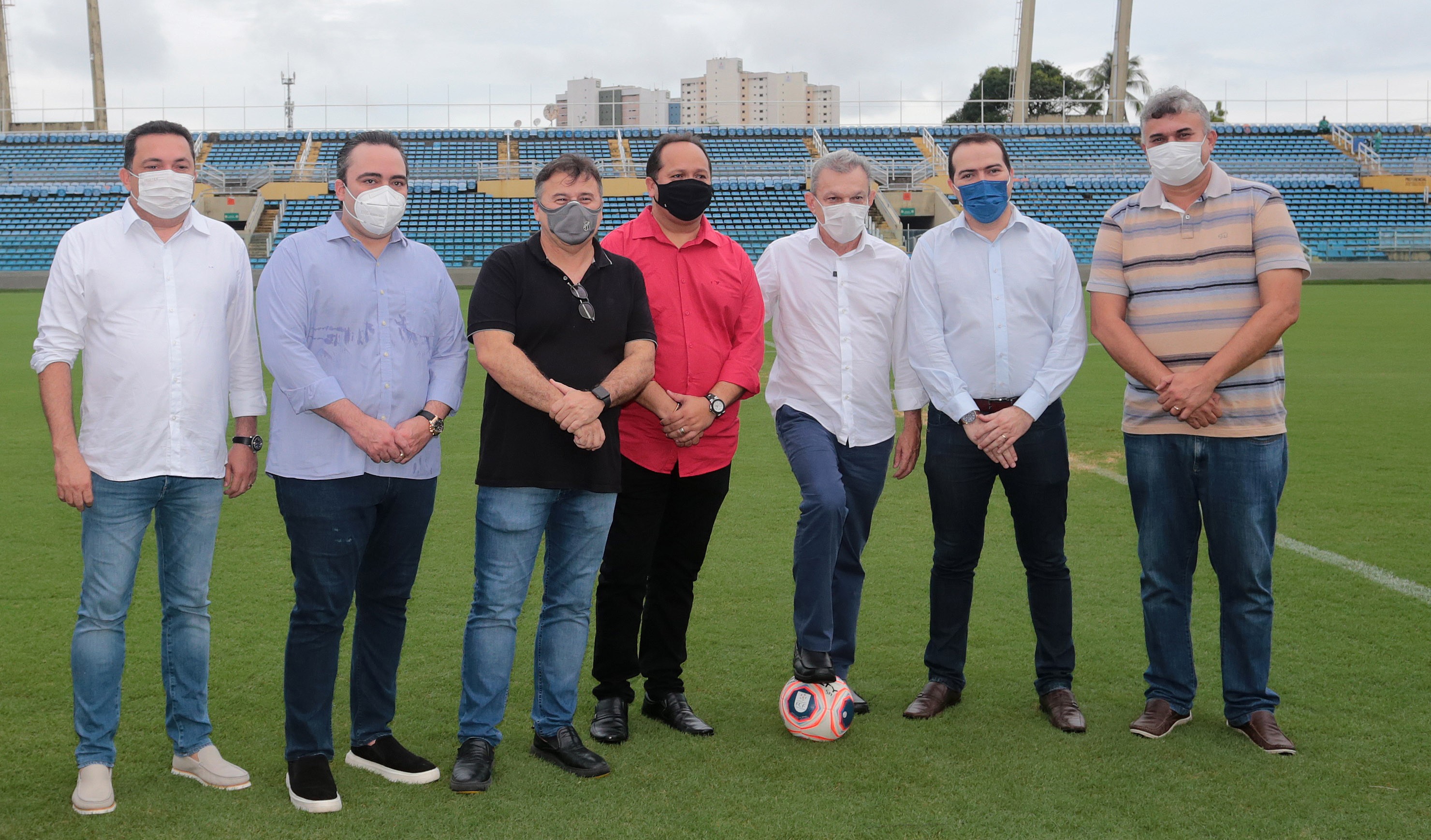 Fóruns Territoriais de Fortaleza - Fórun Territorial Benfica, Fátima e José Bonifácio - Prefeito José Sarto realiza vistoria de novo gramado do Estádio Presidente Vargas