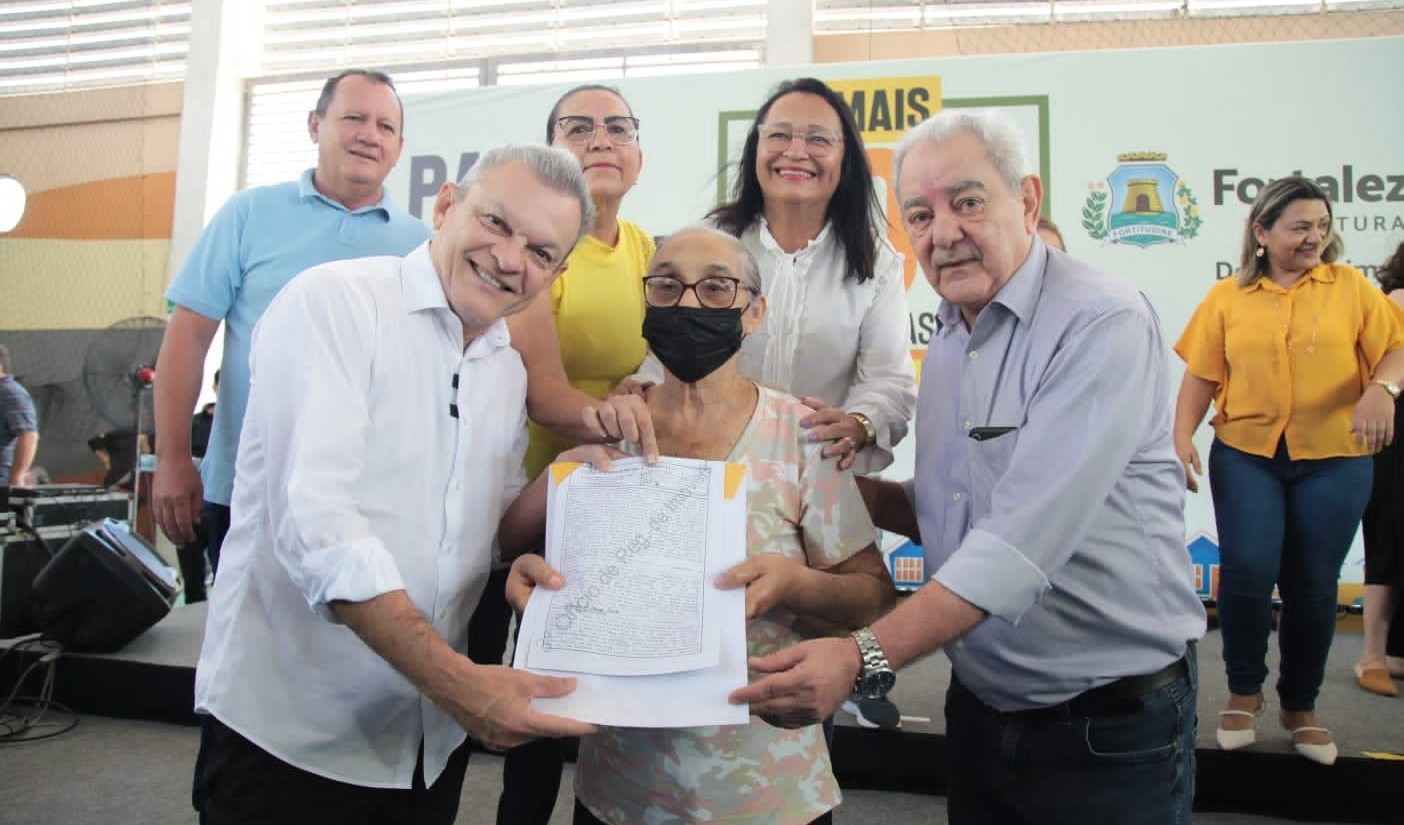 Fóruns Territoriais de Fortaleza - Fórun Territorial Cristo Redentor e Pirambu - Prefeito José Sarto entrega aproximadamente mil papéis da casa para famílias do grande Pirambu