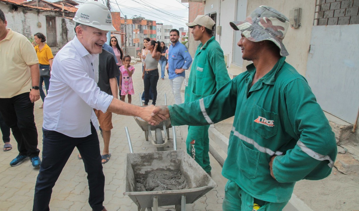 Fóruns Territoriais de Fortaleza - Fórun Territorial Vicente Pinzon, Cais do Porto e Mucuripe - Prefeito Sarto vistoria obras de urbanização da rua Miguel Calmon, no Vicente Pinzón