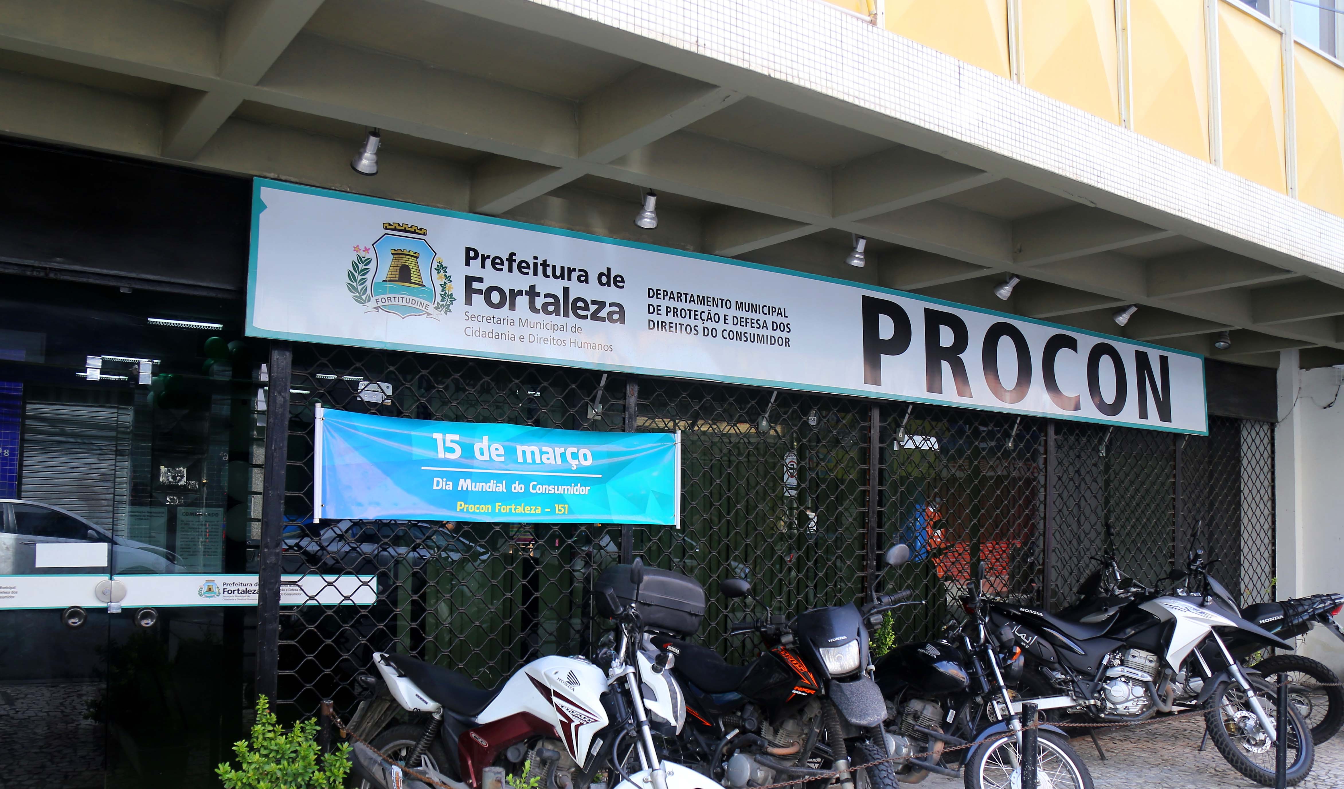 Fóruns Territoriais de Fortaleza - Fórun Territorial Praia da Futuro I e Praia do Futuro II - Procon Fortaleza realiza ação educativa nas barracas da Praia do Futuro